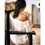 Salvador-Dali-Muchacha-de-Espalda